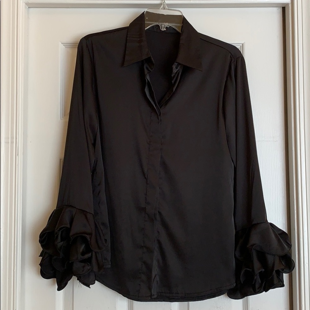 Alpha & Omega medium black ruffle sleeved top